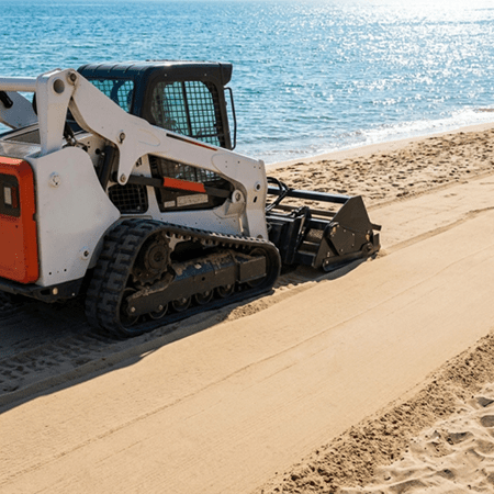 Noleggio minipala cingolata con puliscispiaggia per manutenzione arenili e stabilimenti